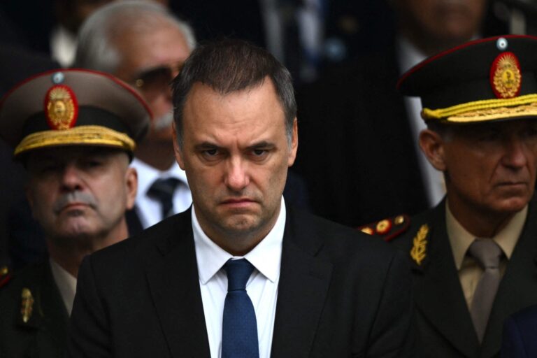 Manuel Adorni, jefe de Gabinete, en una conferencia de prensa.