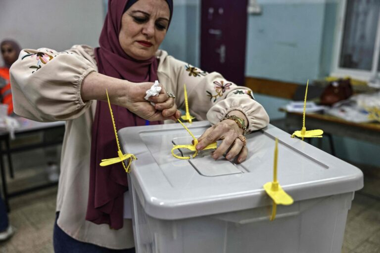 Personas votando en un centro electoral en Palestina durante las elecciones locales