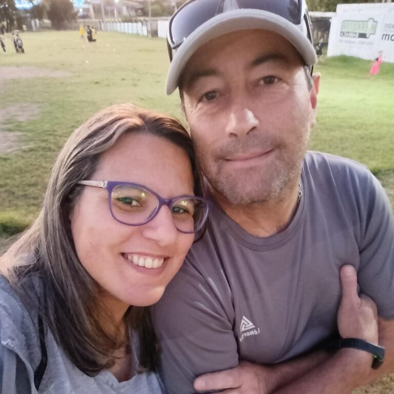 Ximena y Luis, una pareja sonriente con sus hijos, en un entorno familiar.