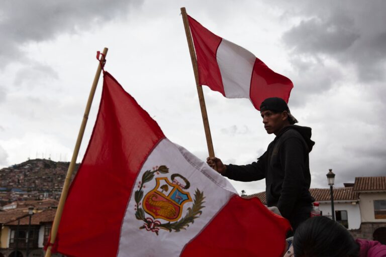 Ilustración de urnas electorales con la bandera de Perú de fondo, representando el balotaje presidencial.
