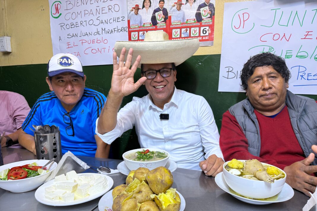 Candidato Sánchez durante un acto de campaña en Perú.