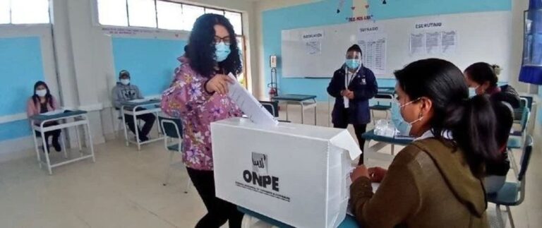 Persona consultando en un celular el lugar de votación para las elecciones de Perú