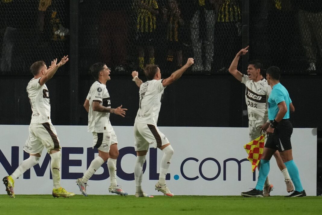Jugadores de Platense celebran un gol durante el partido contra Peñarol en el estadio Campeón del Siglo.