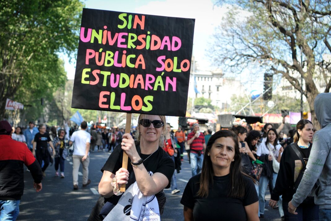 Fachada de una universidad argentina con carteles de paro