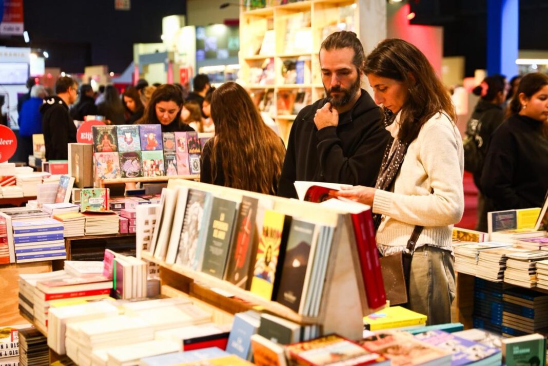 Visitantes en la Feria Internacional del Libro de Buenos Aires en La Rural