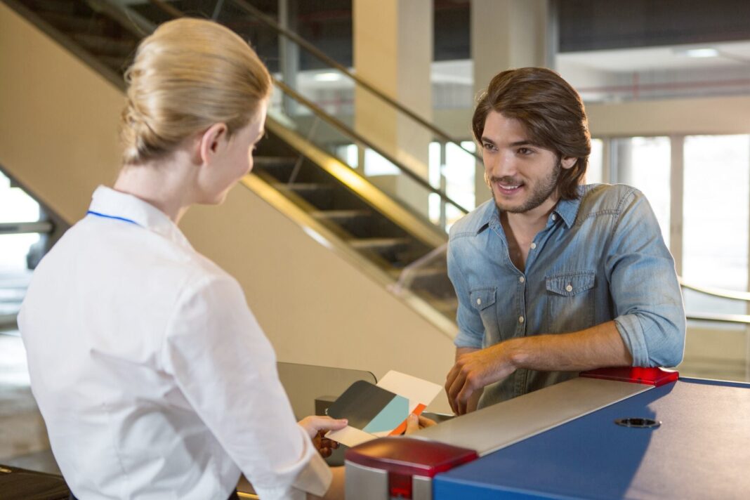 Logo del Departamento de Estado de EE.UU. y un pasaporte, representando el programa STEP para viajeros.