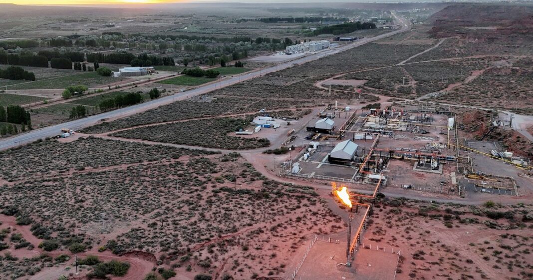 Mapa de Argentina con iconos representando minería y petróleo, junto a un gráfico de crecimiento económico.