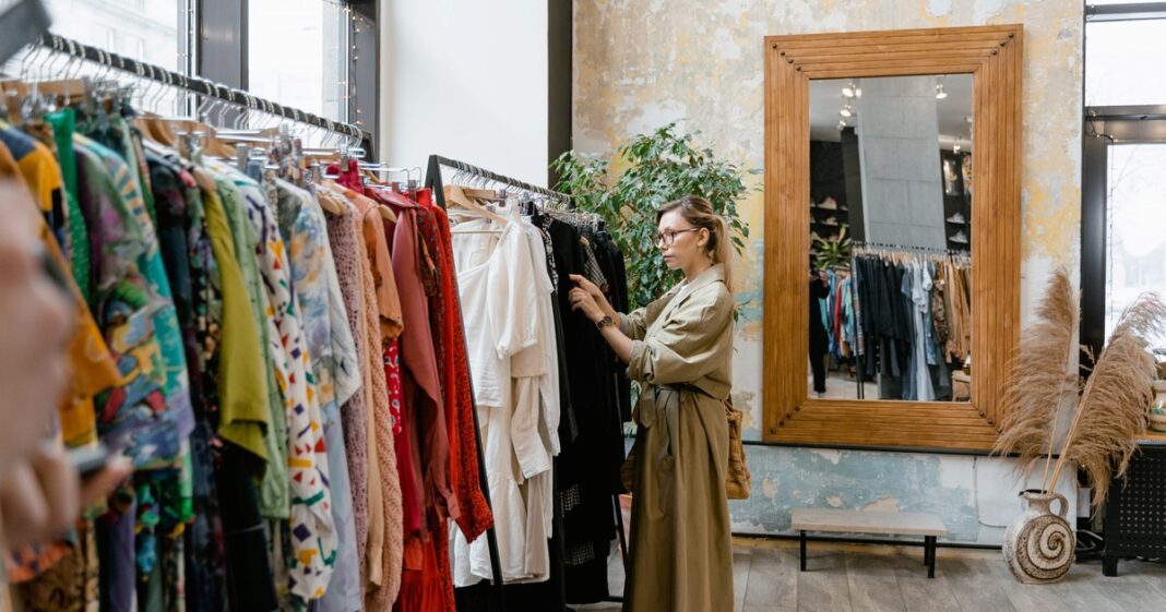 Representación abstracta de los colores azul, gris y blanco en un fondo neutro.