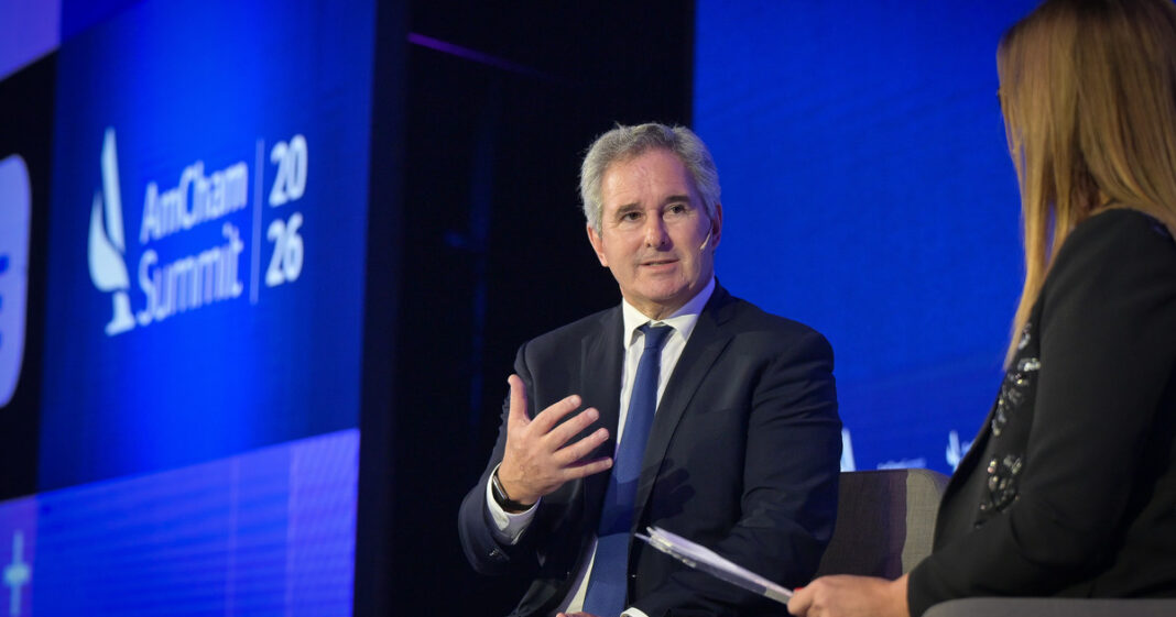 El canciller Pablo Quirno durante su intervención en la AmCham Summit 2026.