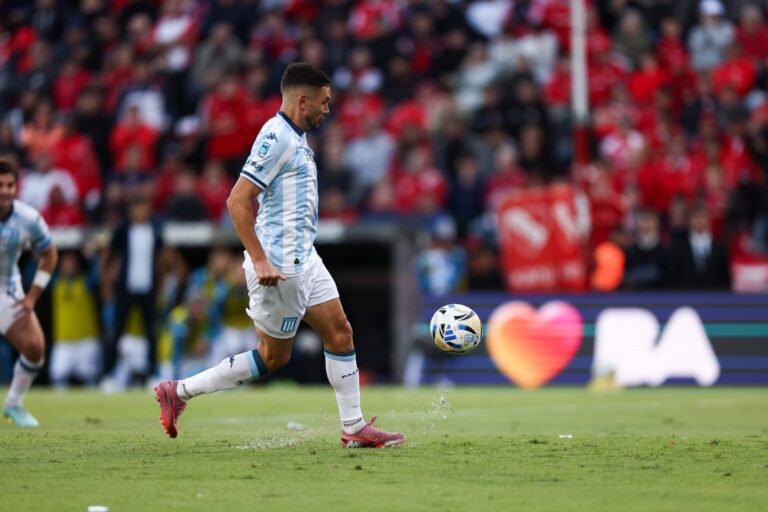 Jugadores de Racing Club en partido de fútbol, previo al debut en la Copa Sudamericana 2026.