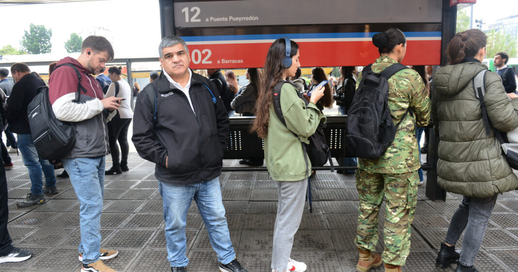Colectivo urbano en una calle de Buenos Aires