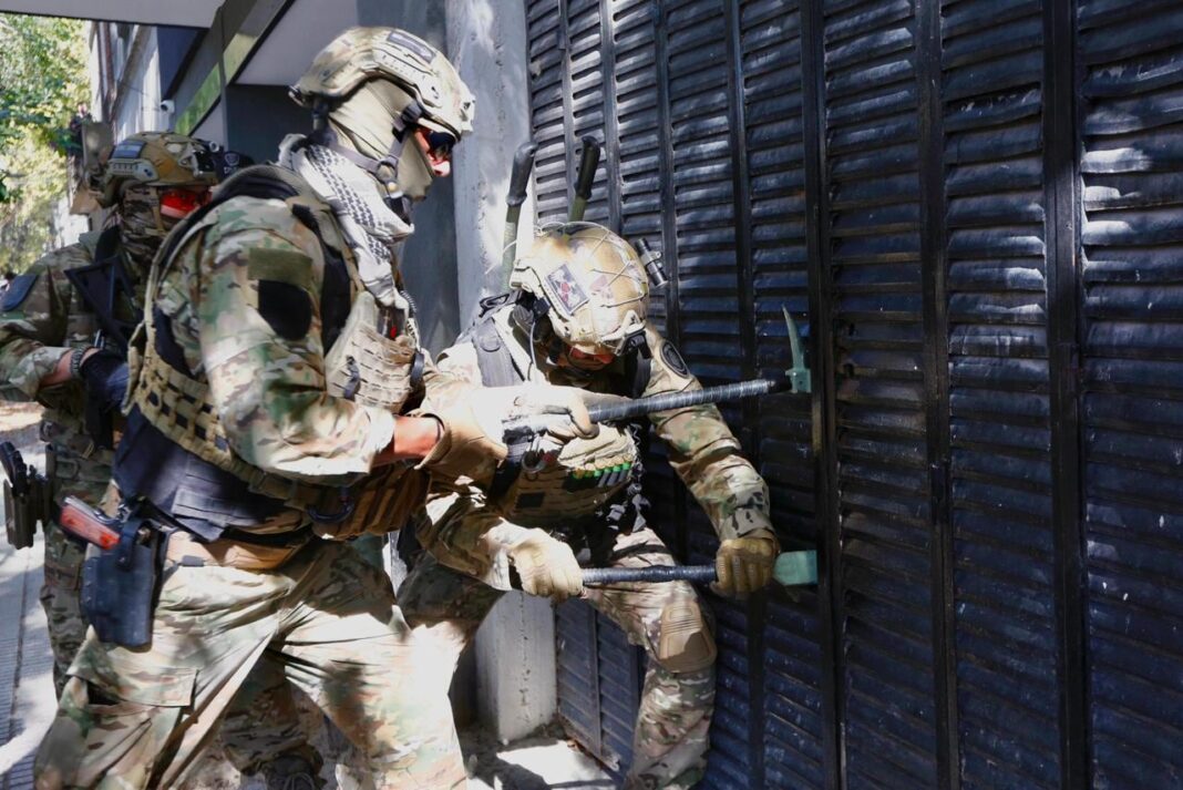 Policía de la Ciudad en operativo de rescate de menores en taller textil clandestino en Parque Chas