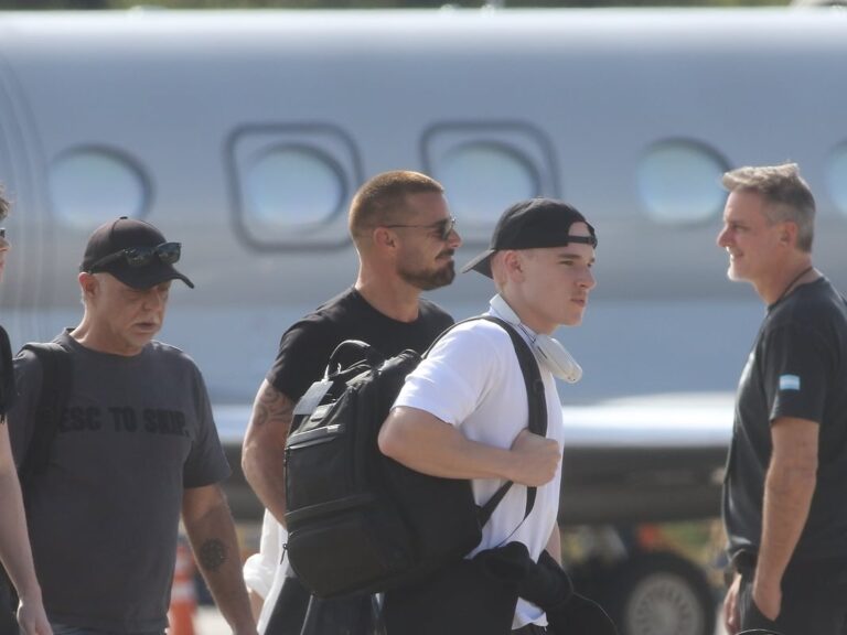 Ricky Martin llega al aeropuerto de Ezeiza, Buenos Aires, para su gira de conciertos.