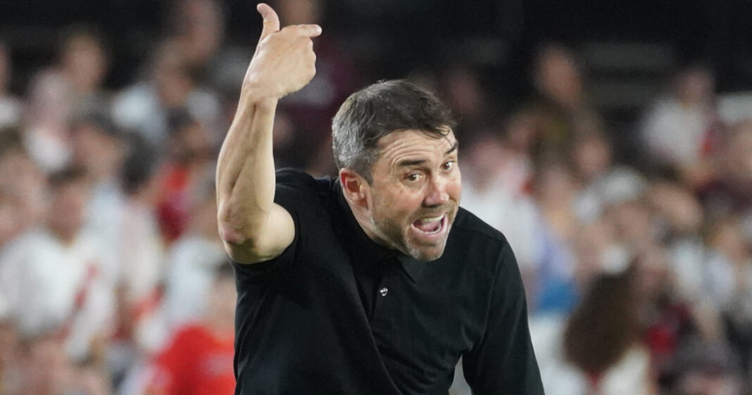 Escudos de River Plate y Belgrano de Córdoba enfrentados