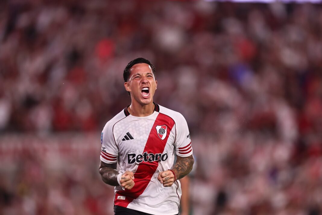 Jugadores de River Plate y Belgrano en acción durante un partido de fútbol en el estadio Monumental.