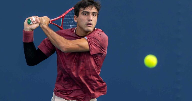 Román Burruchaga, tenista argentino, en acción durante el torneo ATP 250 de Houston.