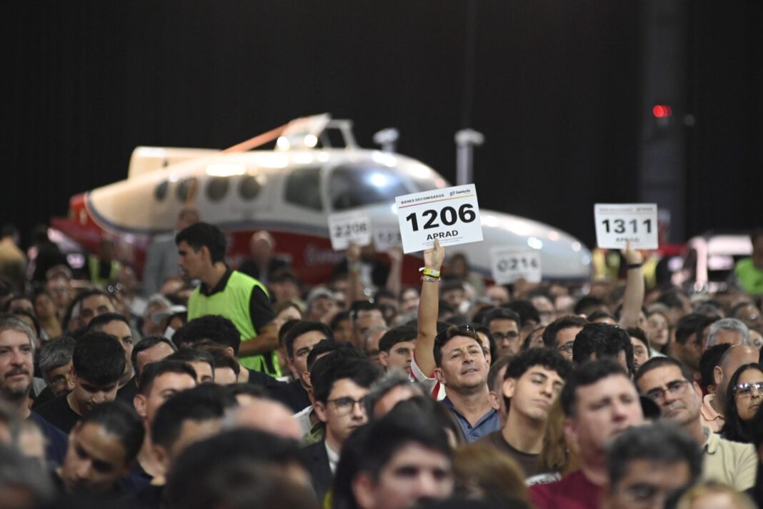 Imagen referencial de una avioneta Cessna en un hangar, relacionada con la subasta de bienes decomisados en Santa Fe.