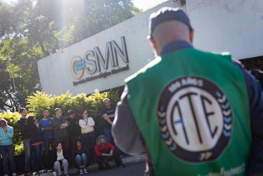 Trabajadores del Servicio Meteorológico Nacional en protesta