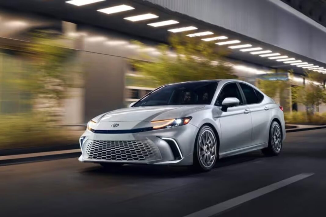 Toyota Camry 2026 versión Nightshade en color oscuro
