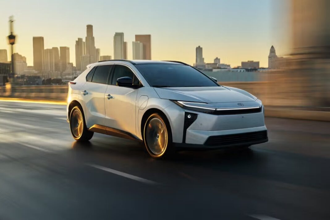 SUV eléctrico Toyota bZ3X, modelo presentado en China, junto a comparativa de precios con Estados Unidos.