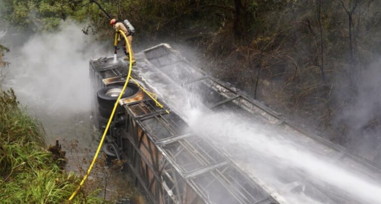 Operativo de rescate en la zona del accidente del colectivo en la ruta de Cuenca, Ecuador.