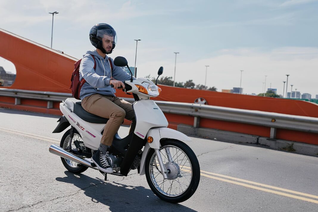 Hombre revisando documentos de transferencia de una motocicleta en un escritorio