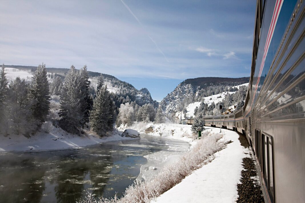 Vagón de lujo del tren California Zephyr en un paisaje montañoso