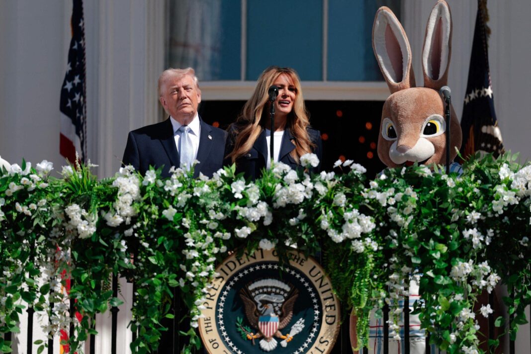 Donald Trump habla con periodistas en los jardines de la Casa Blanca.