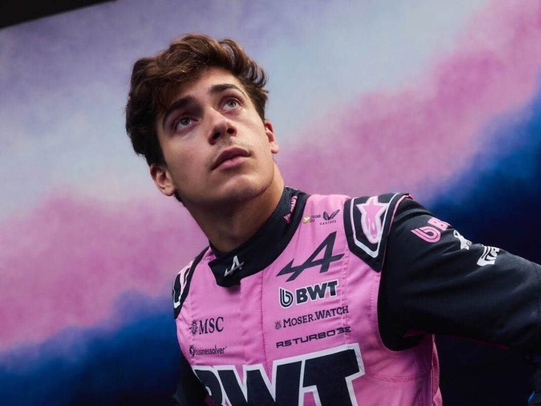 Franco Colapinto en un auto de Fórmula 1 durante su Road Show en Buenos Aires