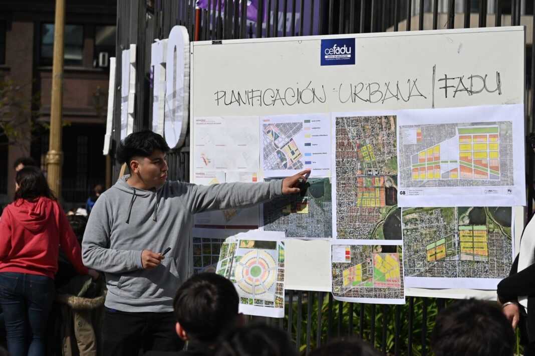 Actividad en una universidad pública argentina durante una jornada abierta.