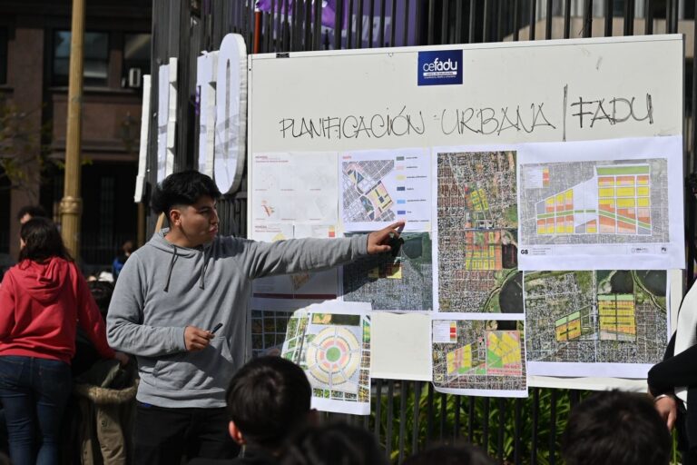 Actividad en una universidad pública argentina durante una jornada abierta.