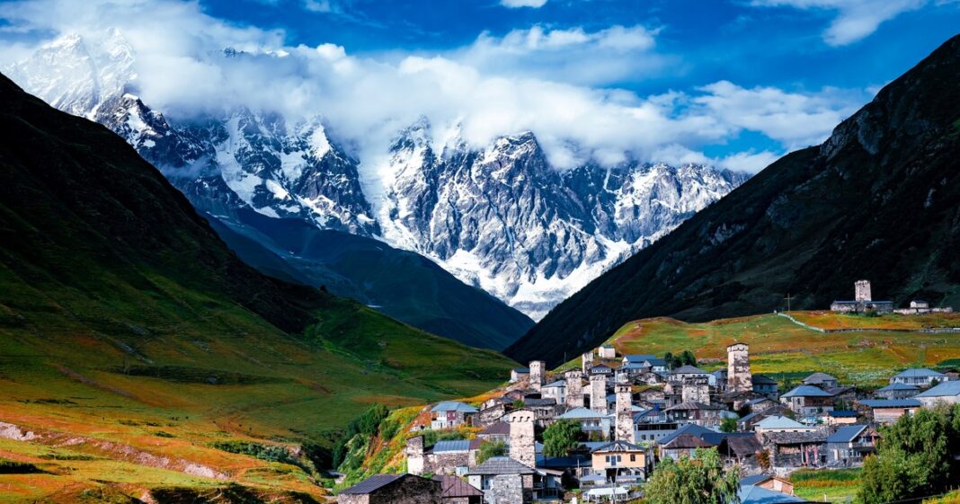 Vista de Ushguli con torres Svan de piedra y montañas del Cáucaso de fondo