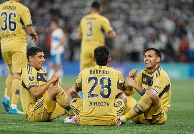 Estadio La Bombonera iluminado en una noche de Copa Libertadores con hinchas de Boca