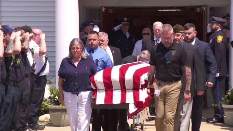 Multitud en el funeral de John Bernard Arnold III en Massachusetts