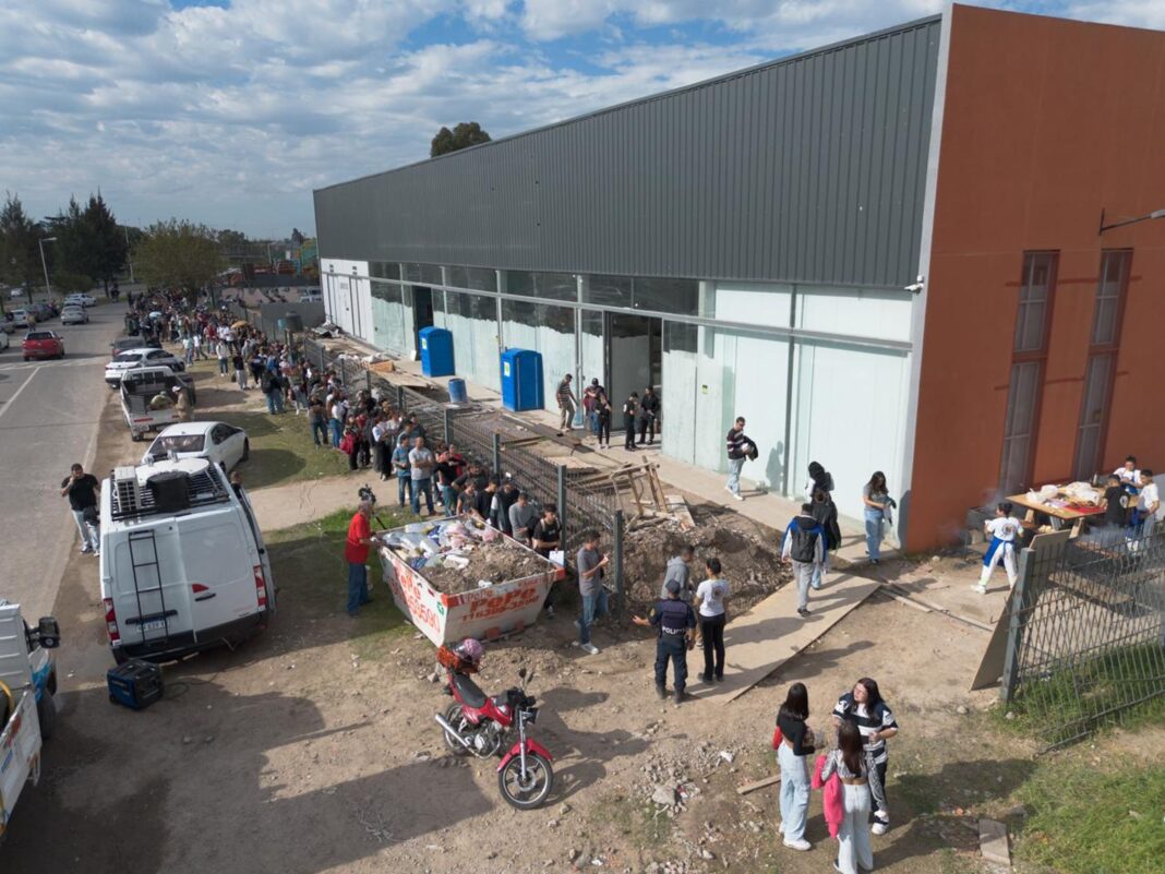 Larga fila de personas esperando para postularse a las vacantes del frigorífico Cabaña Don Theo