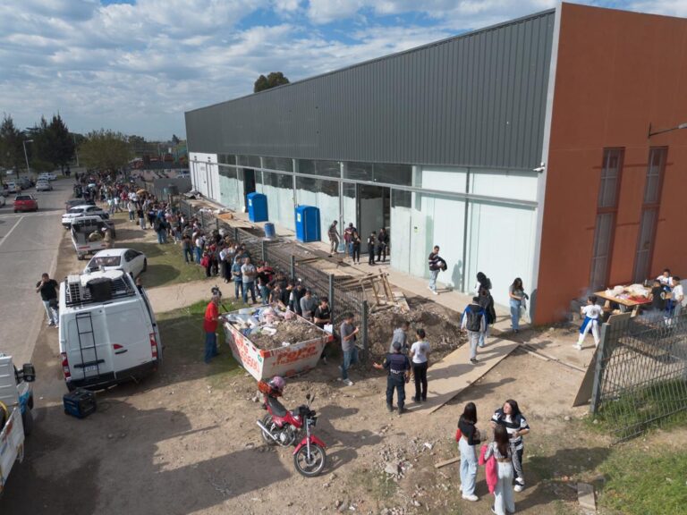 Larga fila de personas esperando para postularse a las vacantes del frigorífico Cabaña Don Theo