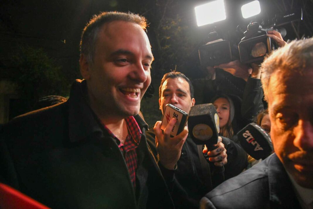 Adorni en conferencia de prensa descartando candidatura a jefe de Gobierno porteño