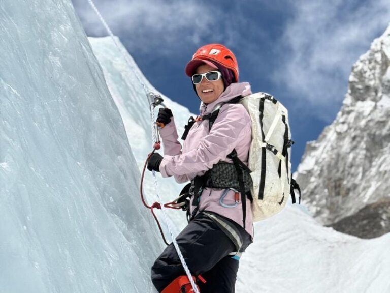 Cuerpo sin vida emergiendo del hielo derretido en la Cascada de Hielo del Khumbu, Monte Everest