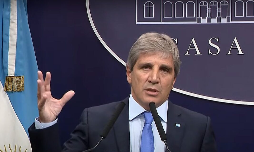 Luis Caputo anunciando la ampliación del Programa Exportar Simple