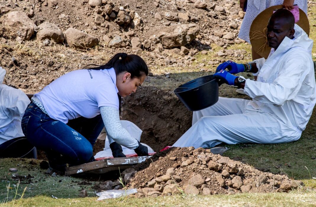 Fotografía representativa de una diligencia de exhumación en Antioquia