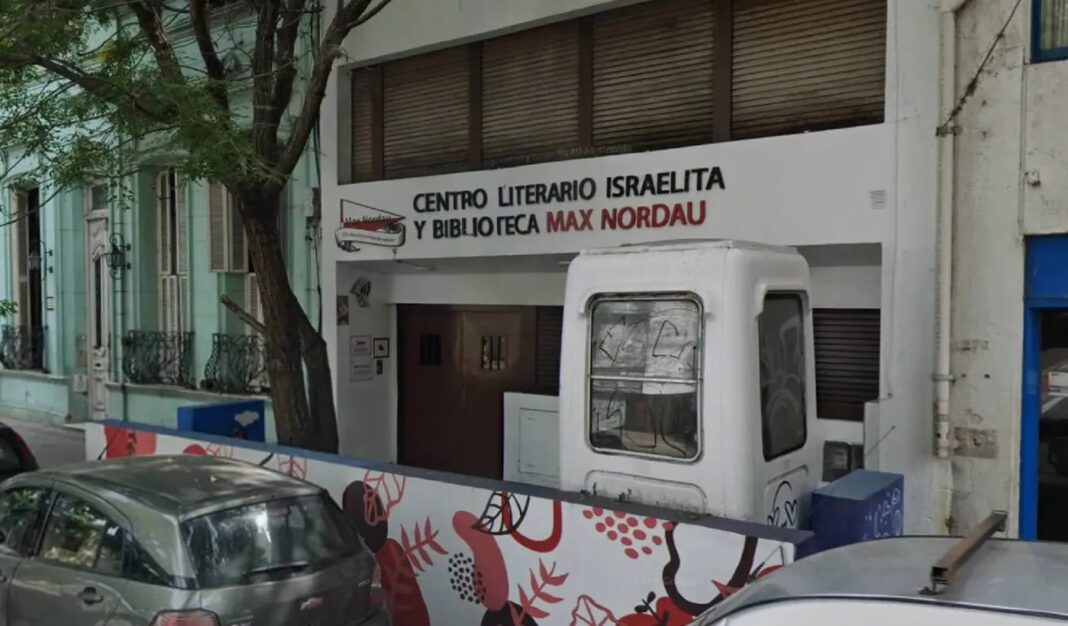 Fachada del Centro Literario Israelita y Biblioteca Max Nordau en La Plata tras el ataque con bomba molotov