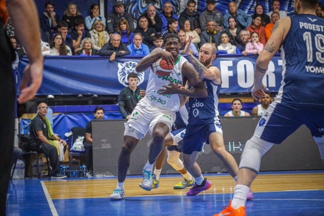 Jugadores de Atenas de Córdoba tras el descenso a la Liga Argentina
