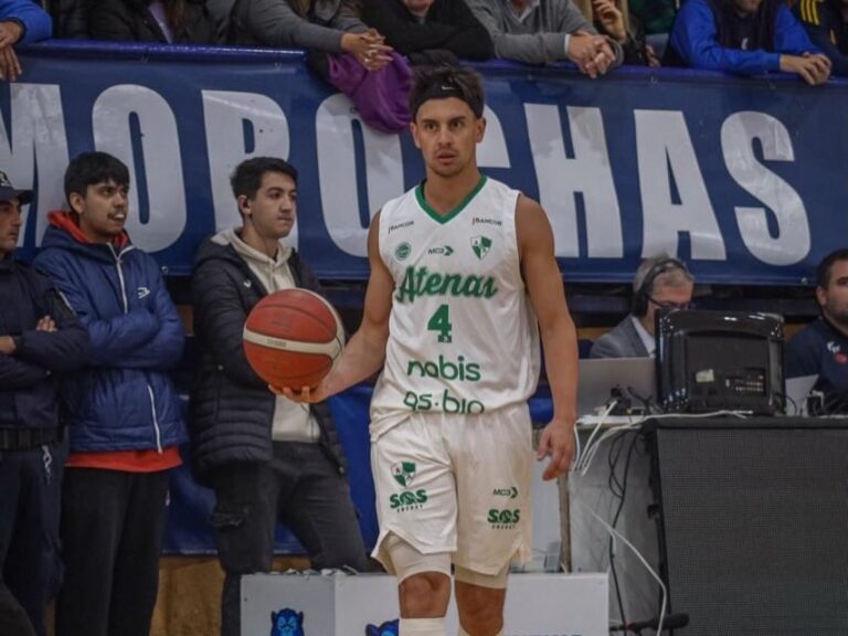 Jugadores de Atenas de Córdoba tras el descenso en la Liga Nacional de Básquetbol