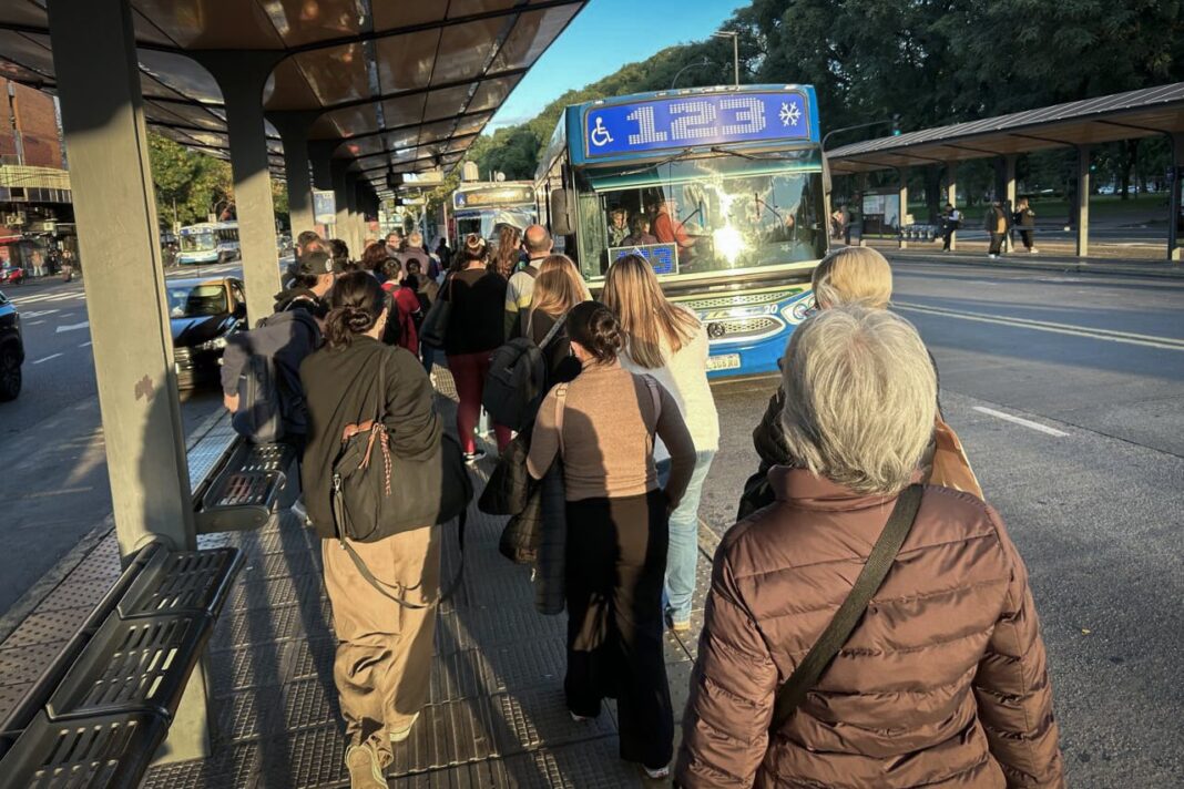 Colectivo y subte en la Ciudad de Buenos Aires con cartel de aumento