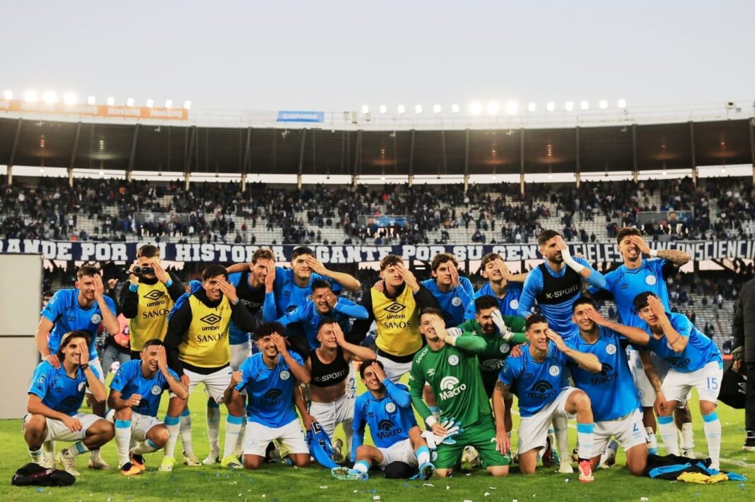 Jugadores de Belgrano celebrando el gol ante Talleres en el Mario Alberto Kempes