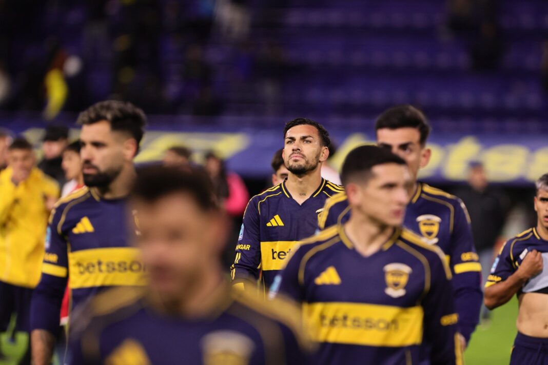 Jugadores de Boca Juniors cabizbajos tras la eliminación ante Huracán en La Bombonera