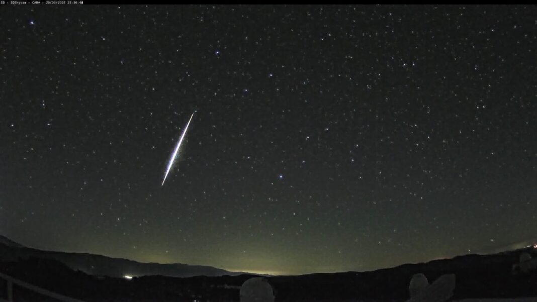 Bola de fuego procedente de un cometa iluminando el cielo nocturno en Andalucía