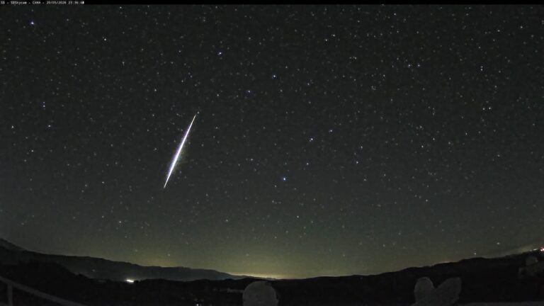 Bola de fuego procedente de un cometa iluminando el cielo nocturno en Andalucía