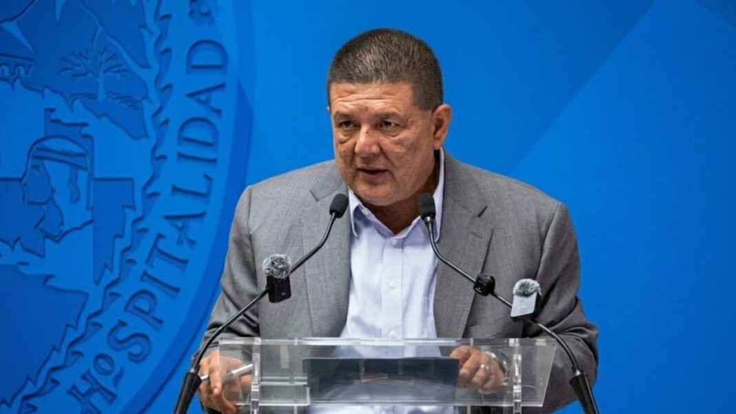 César Jáuregui, exfiscal de Chihuahua, sale de instalaciones de la FGR en Ciudad Juárez