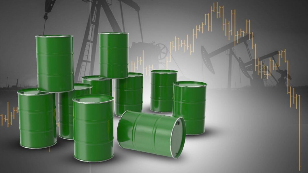 Barriles de petróleo con logotipo de Pemex
